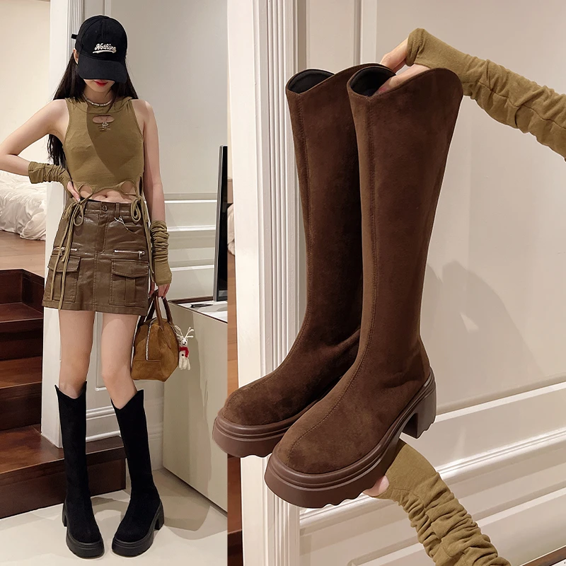 Женские модные и универсальные ботинки на высоком каблуке, новинка 2025, осенне-зимние модные ботинки из искусственной замши, женские высокие сапоги в стиле ретро
Женские модные и универсальные ботинки на высоком каблуке, новинка 2025, осенне-зимние модные ботинки из искусственной замши, женские высокие сапоги в стиле ретро