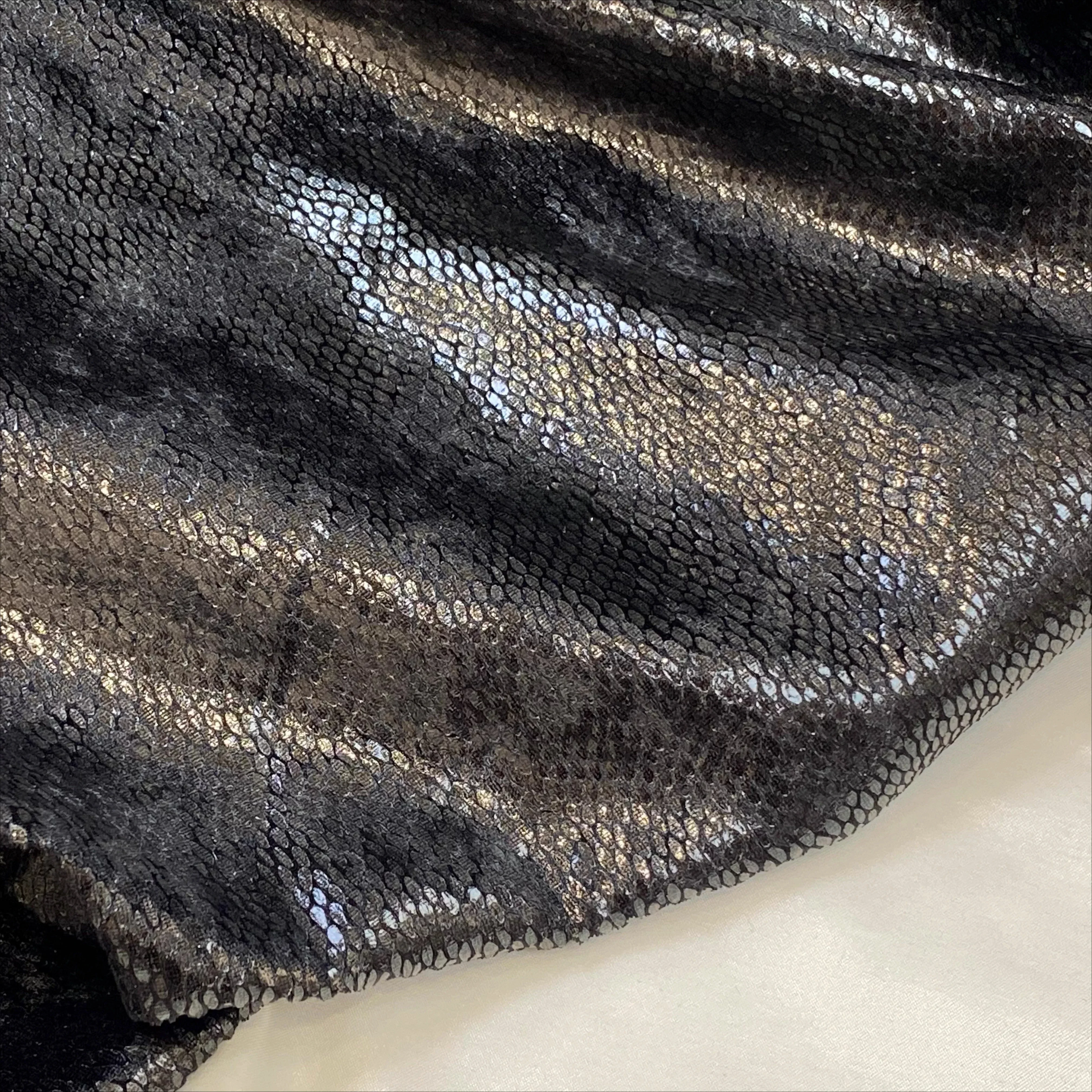 Новая блестящая змеиная кожа, пленка из змеиной кожи, алмазная бархатная эластичная модная ткань, ткань для шитья платья Cheongsam
Новая блестящая змеиная кожа, пленка из змеиной кожи, алмазная бархатная эластичная модная ткань, ткань для шитья платья Cheongsam