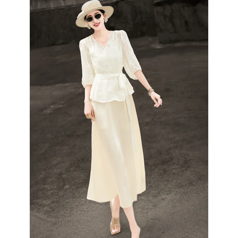 MEXCOCO 2026 New Summer Elegant V Neck Puff Three Quarter Sleeve Hollow Tie Waist Top Acetic Acid Midi Skirt 2 Piece Outfit
MEXCOCO 2026 New Summer Elegant V Neck Puff Three Quarter Sleeve Hollow Tie Waist Top Acetic Acid Midi Skirt 2 Piece Outfit