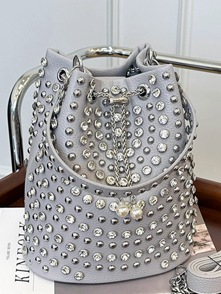 Европейская и американская модная ручная женская сумка, осенняя новая повседневная сумка-мешок, персонализированная модная крутая сумка в горошек с заклепками подмышками