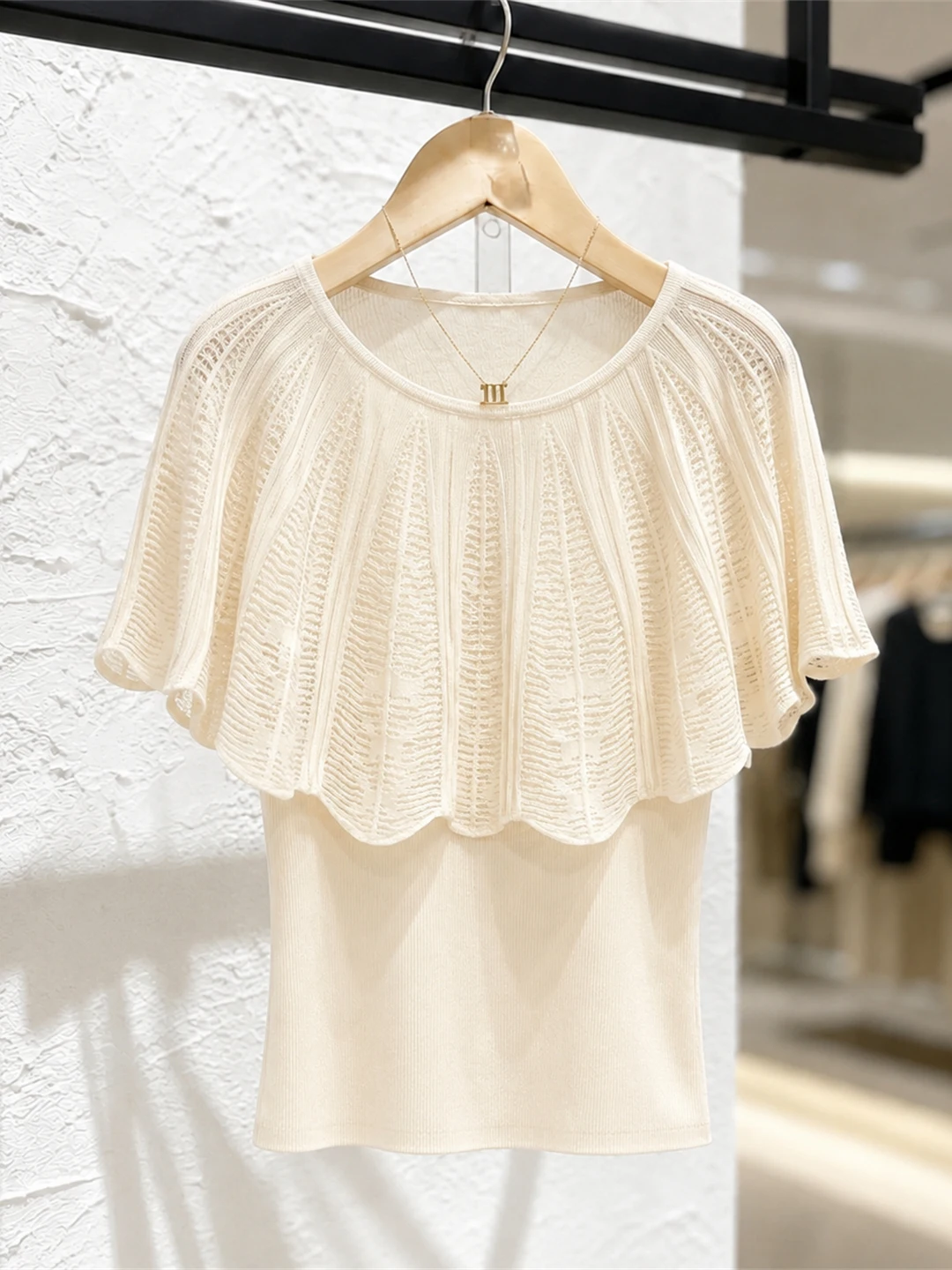 Chic Knitted Top Comfortable Soft Silk Neckline Summer Fashion Korean Style Straight Cut Short Sleeve round Neck Basic Color
Chic Knitted Top Comfortable Soft Silk Neckline Summer Fashion Korean Style Straight Cut Short Sleeve round Neck Basic Color