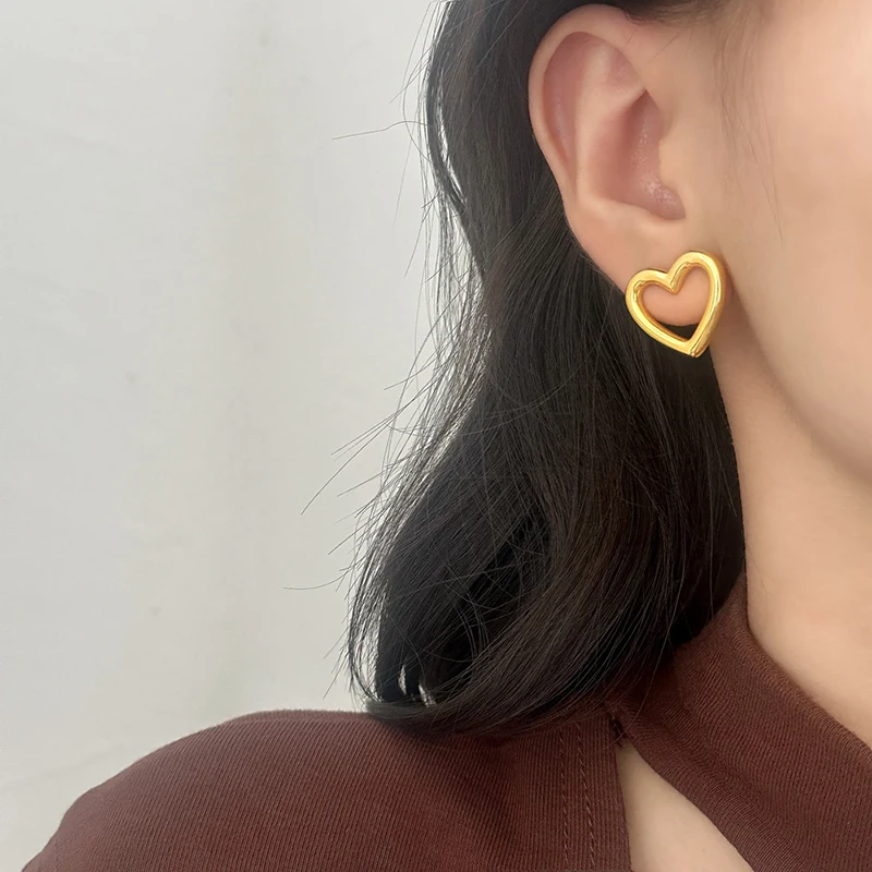 Tibetan Silver 18K Gold Plated Hollow Heart Stud Earrings for Women Classic Fashion Jewelry Light Luxury Accessories
Tibetan Silver 18K Gold Plated Hollow Heart Stud Earrings for Women Classic Fashion Jewelry Light Luxury Accessories
