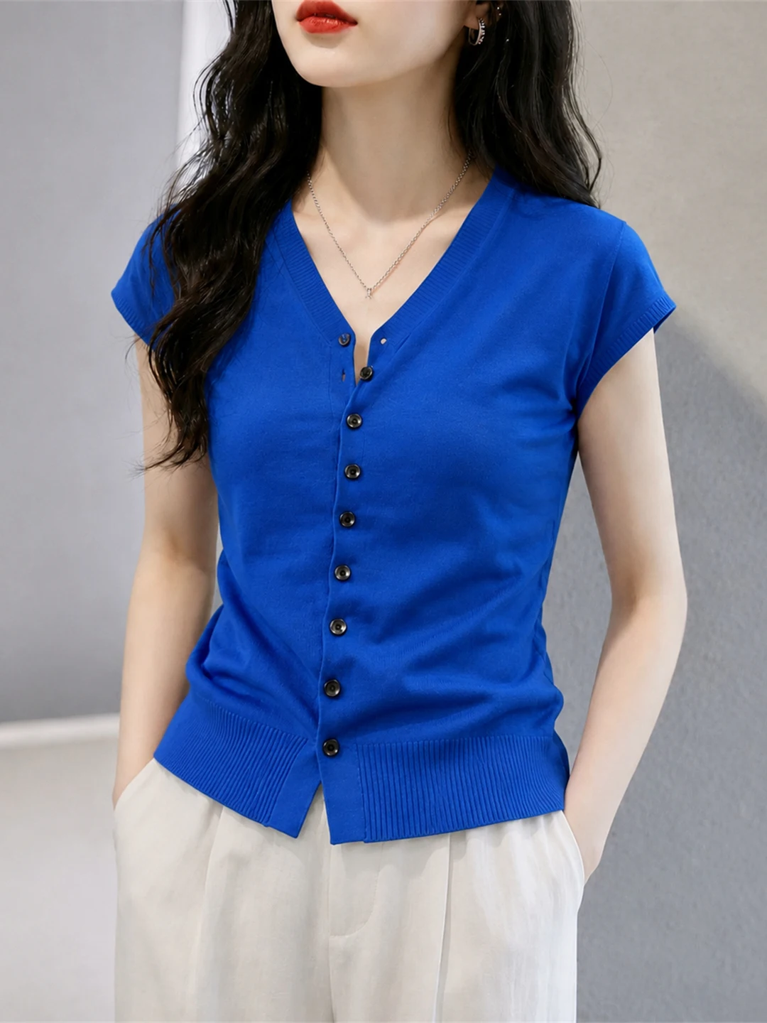 Pure Color V-Neck Slimming Ice Silk Single Button Knitwear Korean Style Short Sleeve Top for Women Anti-Aging High-End Feeling
Pure Color V-Neck Slimming Ice Silk Single Button Knitwear Korean Style Short Sleeve Top for Women Anti-Aging High-End Feeling