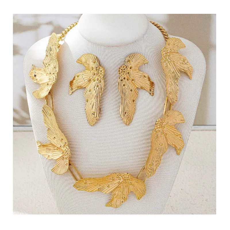 Niche Design High-end Petal Flower Stud Earrings Necklace Set Is Suitable for Women's Daily Party and Banquet Wear
Niche Design High-end Petal Flower Stud Earrings Necklace Set Is Suitable for Women's Daily Party and Banquet Wear
