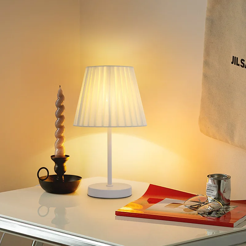 Nordic Retro Fabric Table Lamp Bedroom Bedside Lamp EU Plug Ins Atmosphere Bulb LED Pleated Decorative Night Light
Nordic Retro Fabric Table Lamp Bedroom Bedside Lamp EU Plug Ins Atmosphere Bulb LED Pleated Decorative Night Light