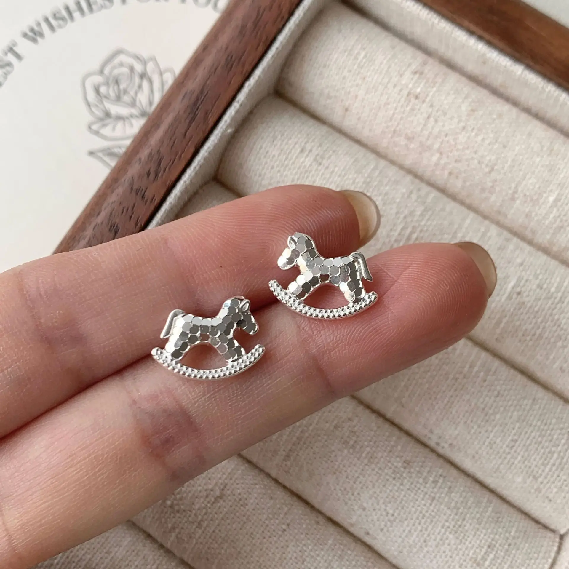 CHOZON S925 Solid Silver Rocking Horse Earrings French Whimsical Wholesale Dainty Jewelry for Women
CHOZON S925 Solid Silver Rocking Horse Earrings French Whimsical Wholesale Dainty Jewelry for Women