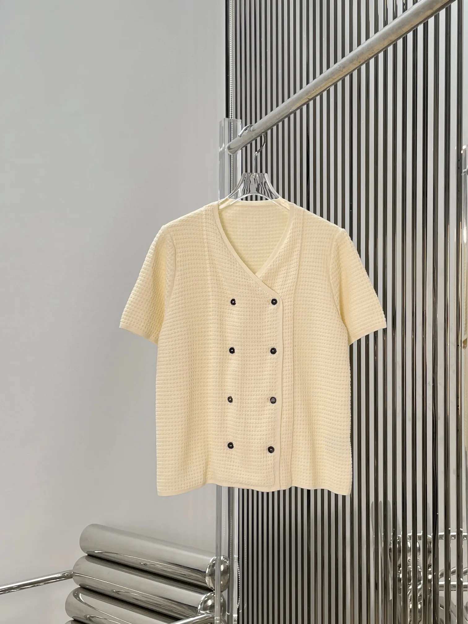 Slimming V-Neck Short Sleeve Knitted Sweater Double Button Fashionable Versatile Lightweight Luxury Commute Style Knitwear
Slimming V-Neck Short Sleeve Knitted Sweater Double Button Fashionable Versatile Lightweight Luxury Commute Style Knitwear