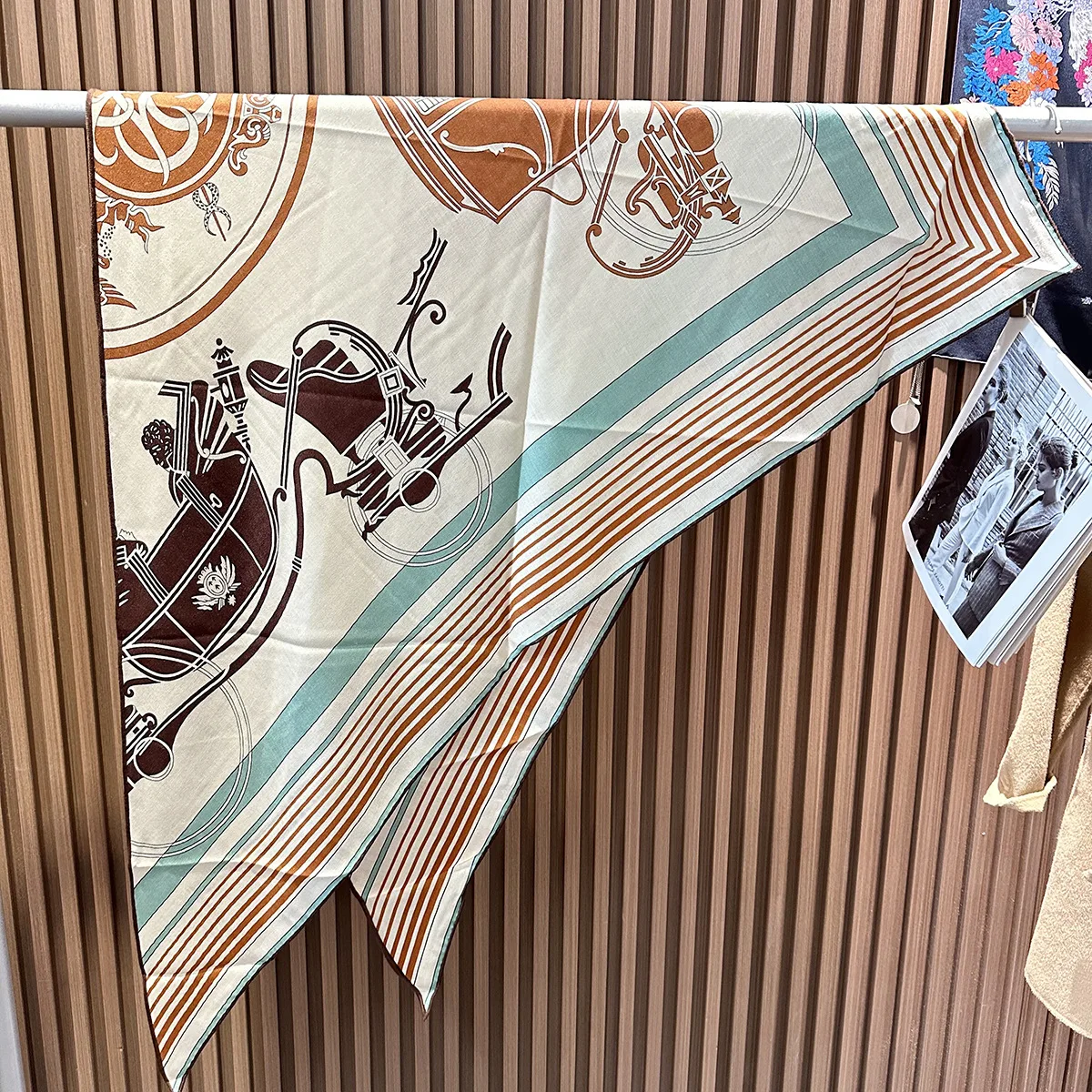 Triangular Silk Cashmere Blend Shawl Winter Warm Scarf Women Large Scarves Hems Rolled Shawls Mother Christmas Gift
Triangular Silk Cashmere Blend Shawl Winter Warm Scarf Women Large Scarves Hems Rolled Shawls Mother Christmas Gift