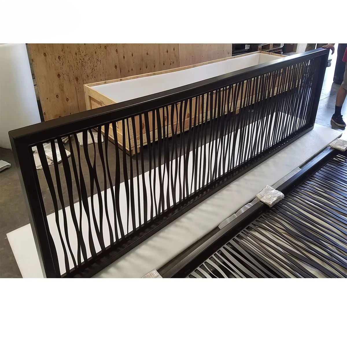 Hand for Stairs and Balcony Handrails Balustrades Black Wholesale Decorative Outdoor Design Baluster Metal Staircase Railing
Hand for Stairs and Balcony Handrails Balustrades Black Wholesale Decorative Outdoor Design Baluster Metal Staircase Railing