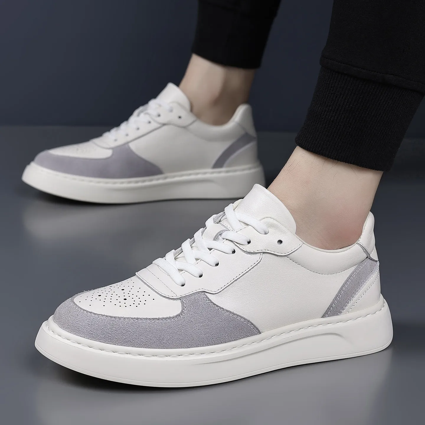 Модные мужские белые кеды 2026 года: новые кожаные повседневные низкие кроссовки на толстой подошве, универсальные, легкие, спортивные
Модные мужские белые кеды 2026 года: новые кожаные повседневные низкие кроссовки на толстой подошве, универсальные, легкие, спортивные