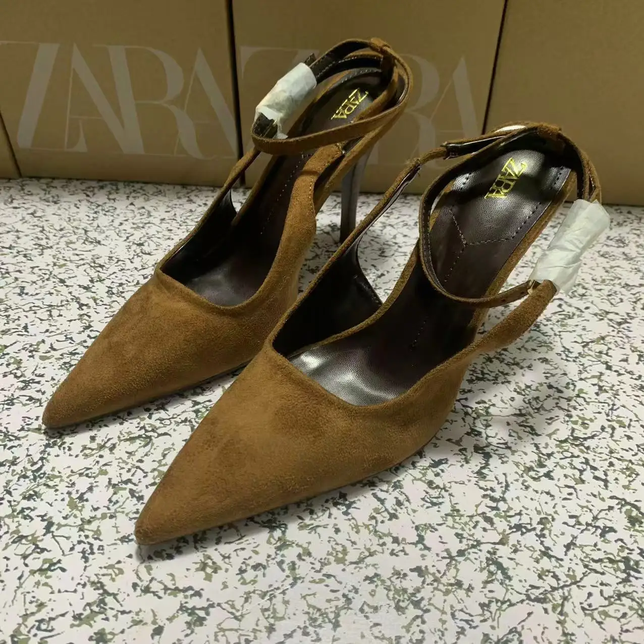 Туфли-лодочки Bloomsteps на низком каблуке, элегантные, замшевые, коричневые, с закрытым носком и ремешком сзади
Туфли-лодочки Bloomsteps на низком каблуке, элегантные, замшевые, коричневые, с закрытым носком и ремешком сзади