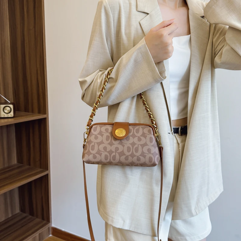 Fashionable Letter Logo Solid Color Tote Bag Large Capacity Elegant Leather Commuter Women Practical
Fashionable Letter Logo Solid Color Tote Bag Large Capacity Elegant Leather Commuter Women Practical
