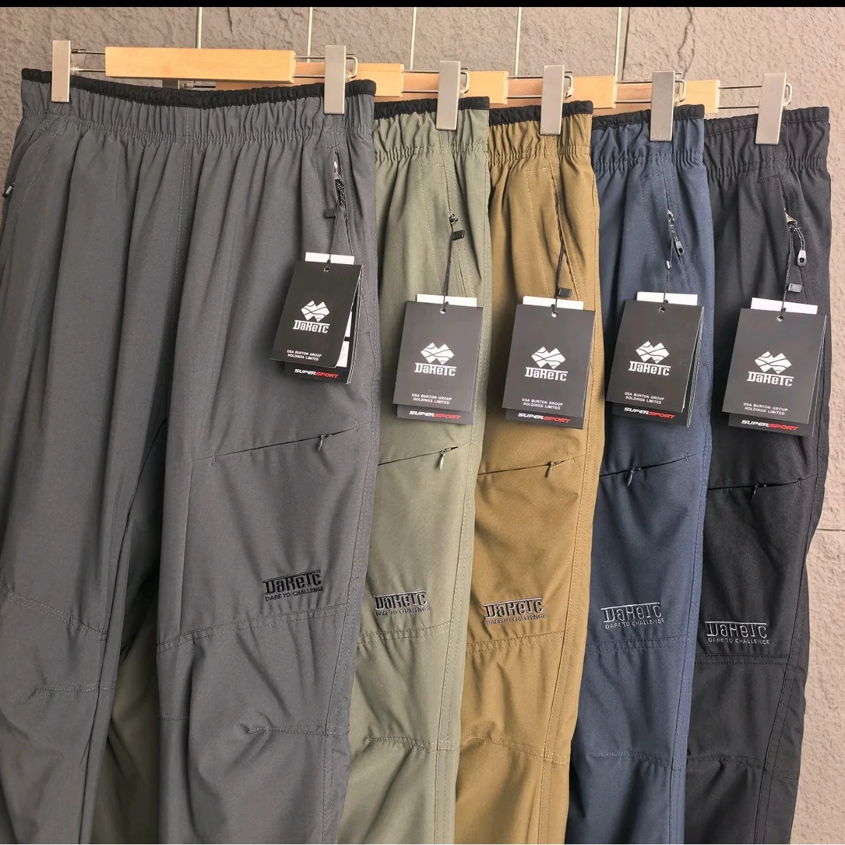 Утепленные зимние повседневные брюки для активного отдыха, ветрозащитные, водонепроницаемые, с молниями, сохраняющие тепло, прямого кроя.
Утепленные зимние повседневные брюки для активного отдыха, ветрозащитные, водонепроницаемые, с молниями, сохраняющие тепло, прямого кроя.