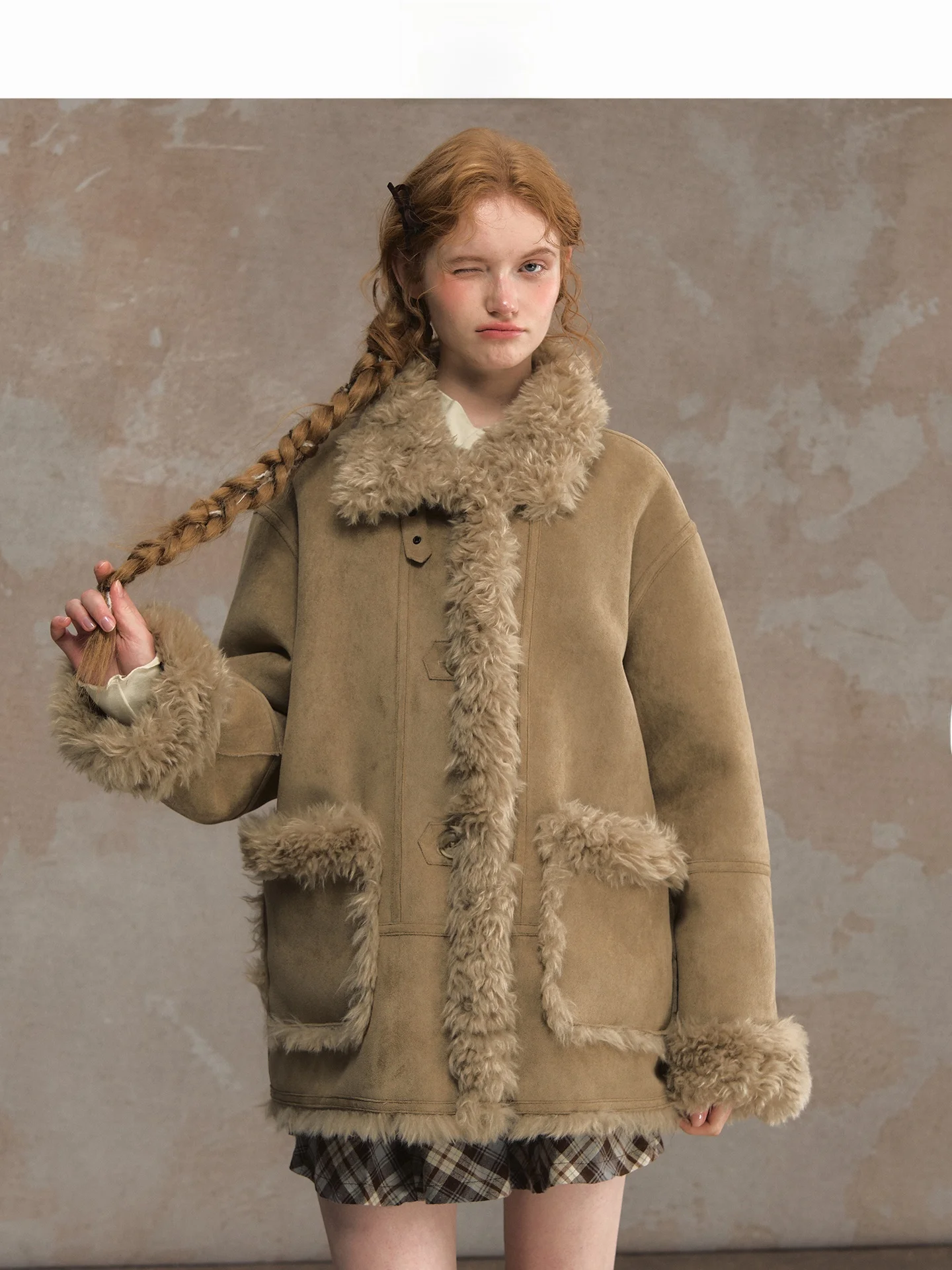 Двусторонняя теплая зимняя куртка для женщин из овечьей шерсти и оленьего бархата, винтажная, утолщенная, с длинными рукавами
Двусторонняя теплая зимняя куртка для женщин из овечьей шерсти и оленьего бархата, винтажная, утолщенная, с длинными рукавами