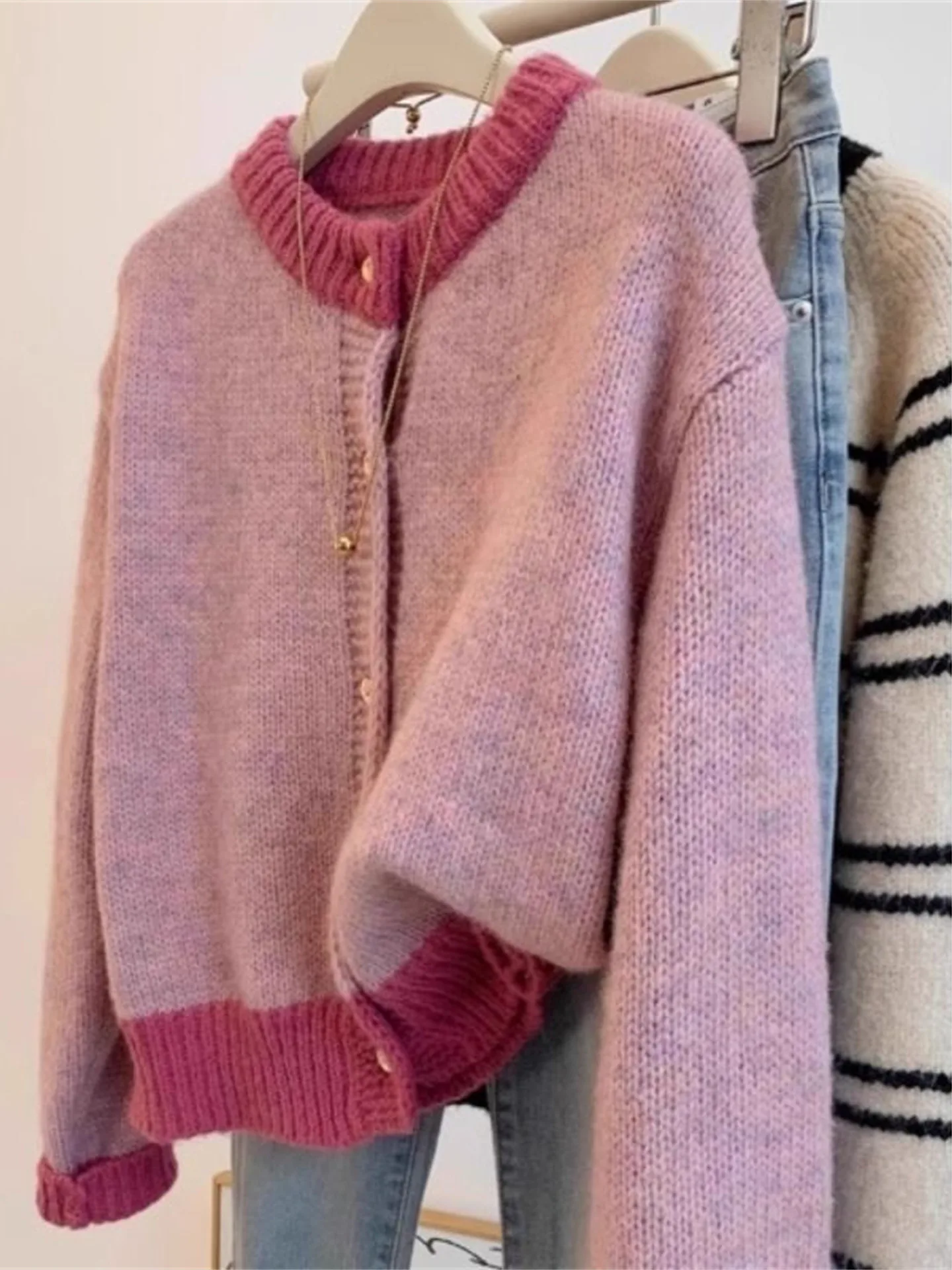 Корейский утепленный вязаный кардиган-пальто для женщин, осенне-зимний, уютный, маленького размера, вязаный, на пуговицах, нежный, модный, короткий
Корейский утепленный вязаный кардиган-пальто для женщин, осенне-зимний, уютный, маленького размера, вязаный, на пуговицах, нежный, модный, короткий