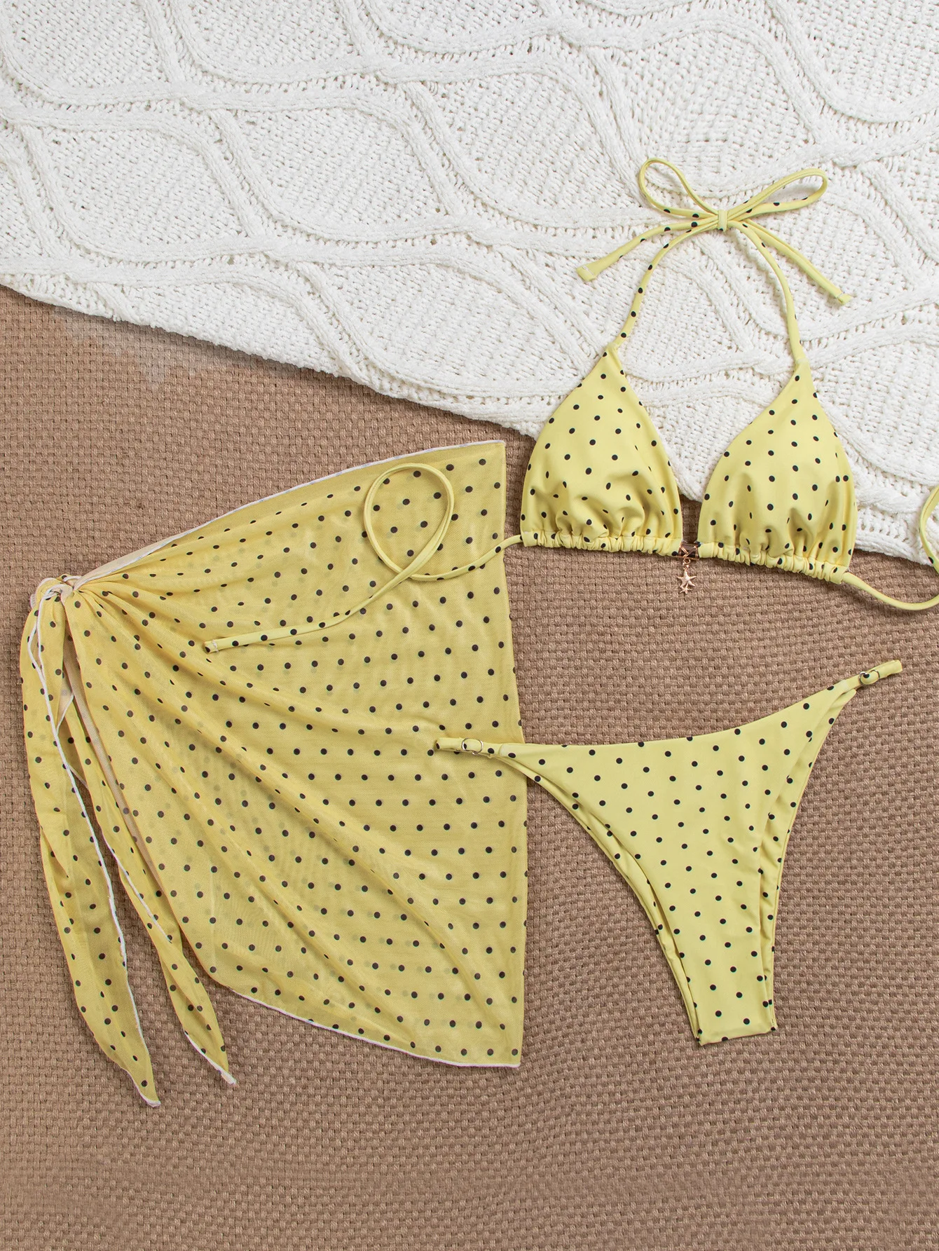 Сексуальные желтые бикини с принтом в горошек, комплекты из трех предметов с завязками на шее, с сетчатой юбкой, купальники, пляжная одежда, бикини.
Сексуальные желтые бикини с принтом в горошек, комплекты из трех предметов с завязками на шее, с сетчатой юбкой, купальники, пляжная одежда, бикини.