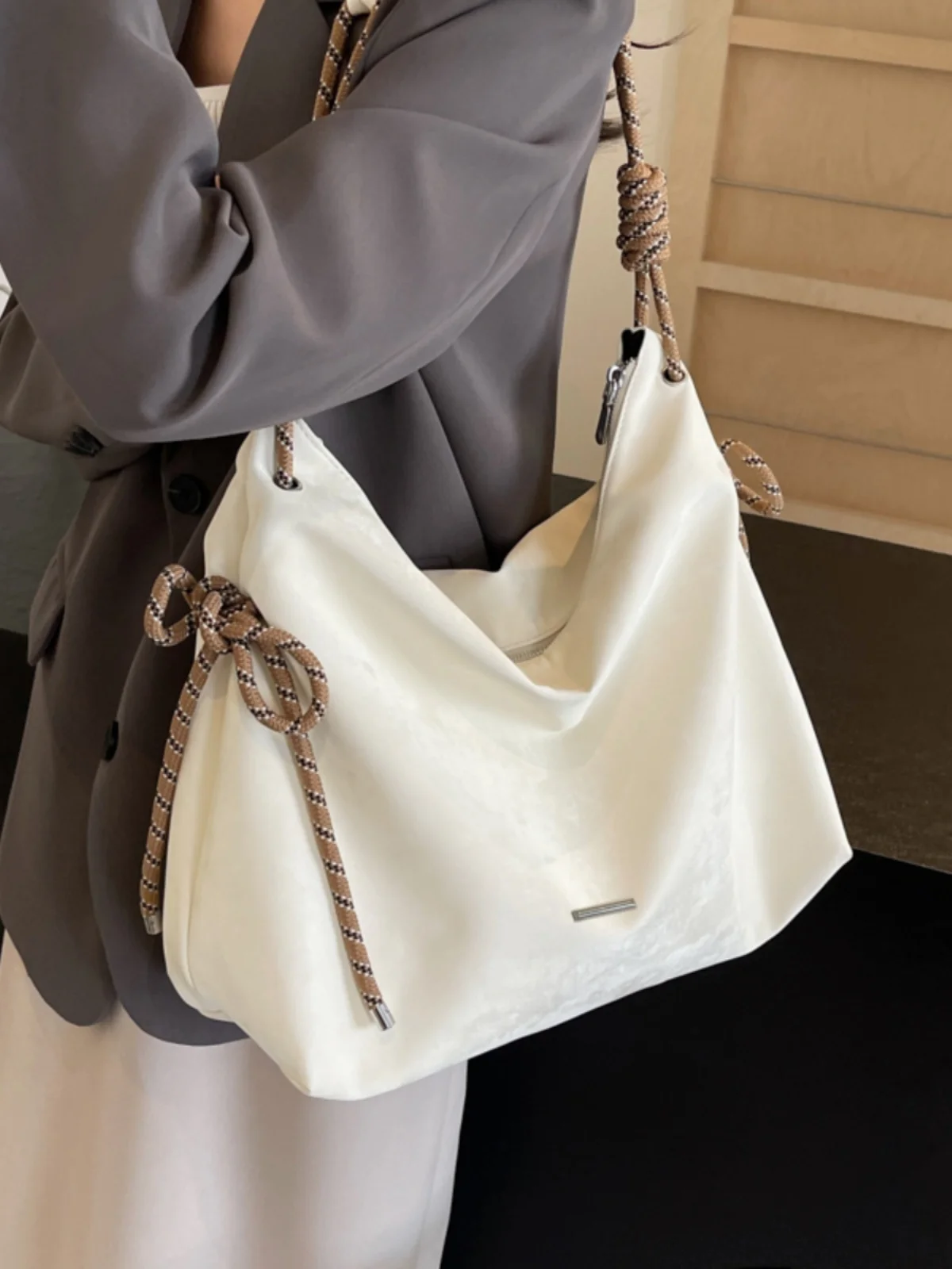 Fashionable Versatile Bag for Women Large Capacity Casual Daily Commuting Handbag Crossbody Tote Bag
Fashionable Versatile Bag for Women Large Capacity Casual Daily Commuting Handbag Crossbody Tote Bag