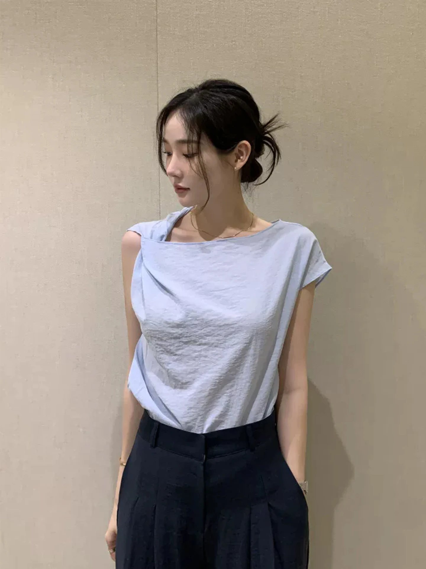 Elegant Knot Twist Collar Pure Color Short Sleeve Women's Shirt Slimming Top for Summer Korean Style Casual Wear Polyester Fiber
Elegant Knot Twist Collar Pure Color Short Sleeve Women's Shirt Slimming Top for Summer Korean Style Casual Wear Polyester Fiber