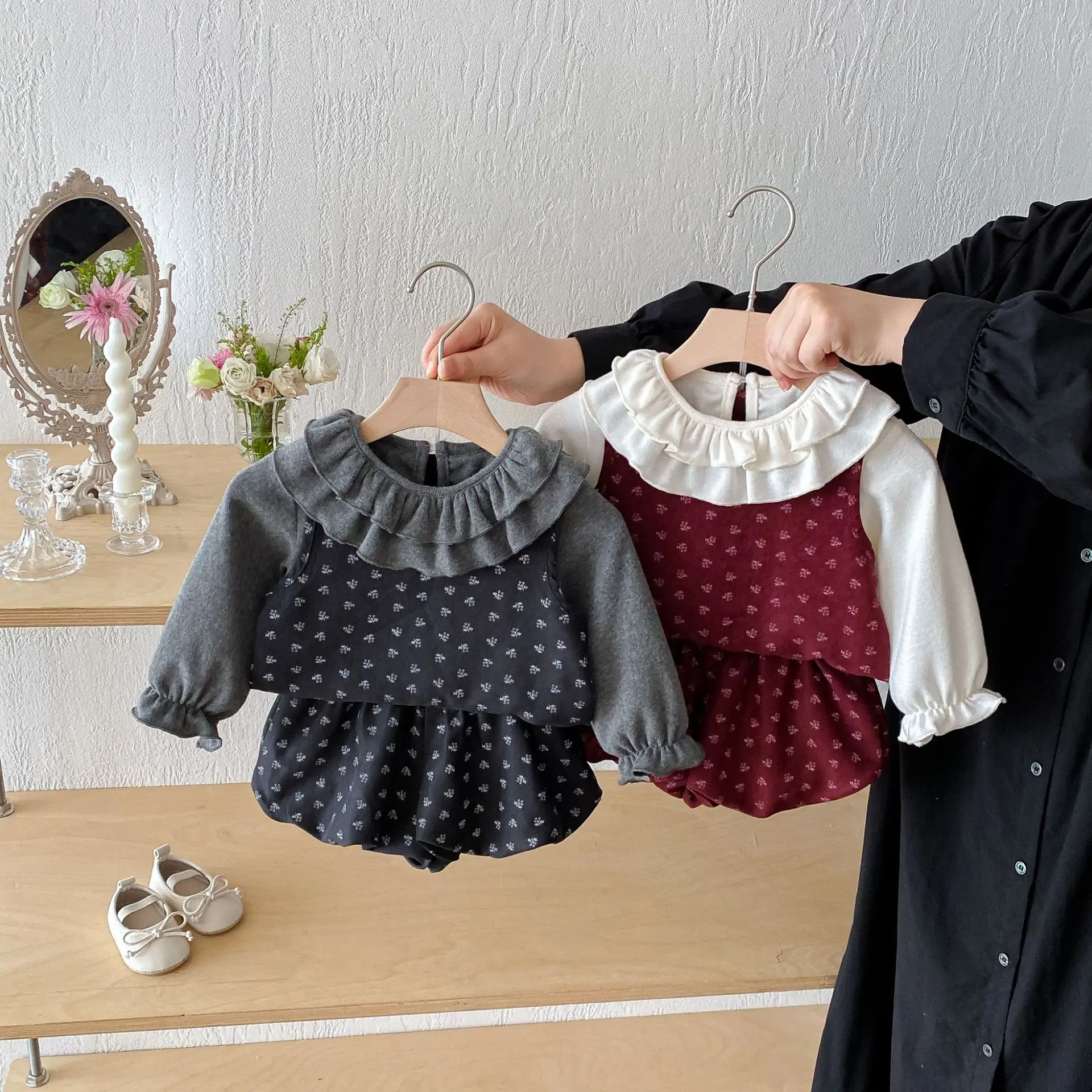 Korean Baby Girl Autumn Suit Baby Sweet Doll Collar Bottoming Shirt Floral Vest Bud Pants Three-piece Set
Korean Baby Girl Autumn Suit Baby Sweet Doll Collar Bottoming Shirt Floral Vest Bud Pants Three-piece Set