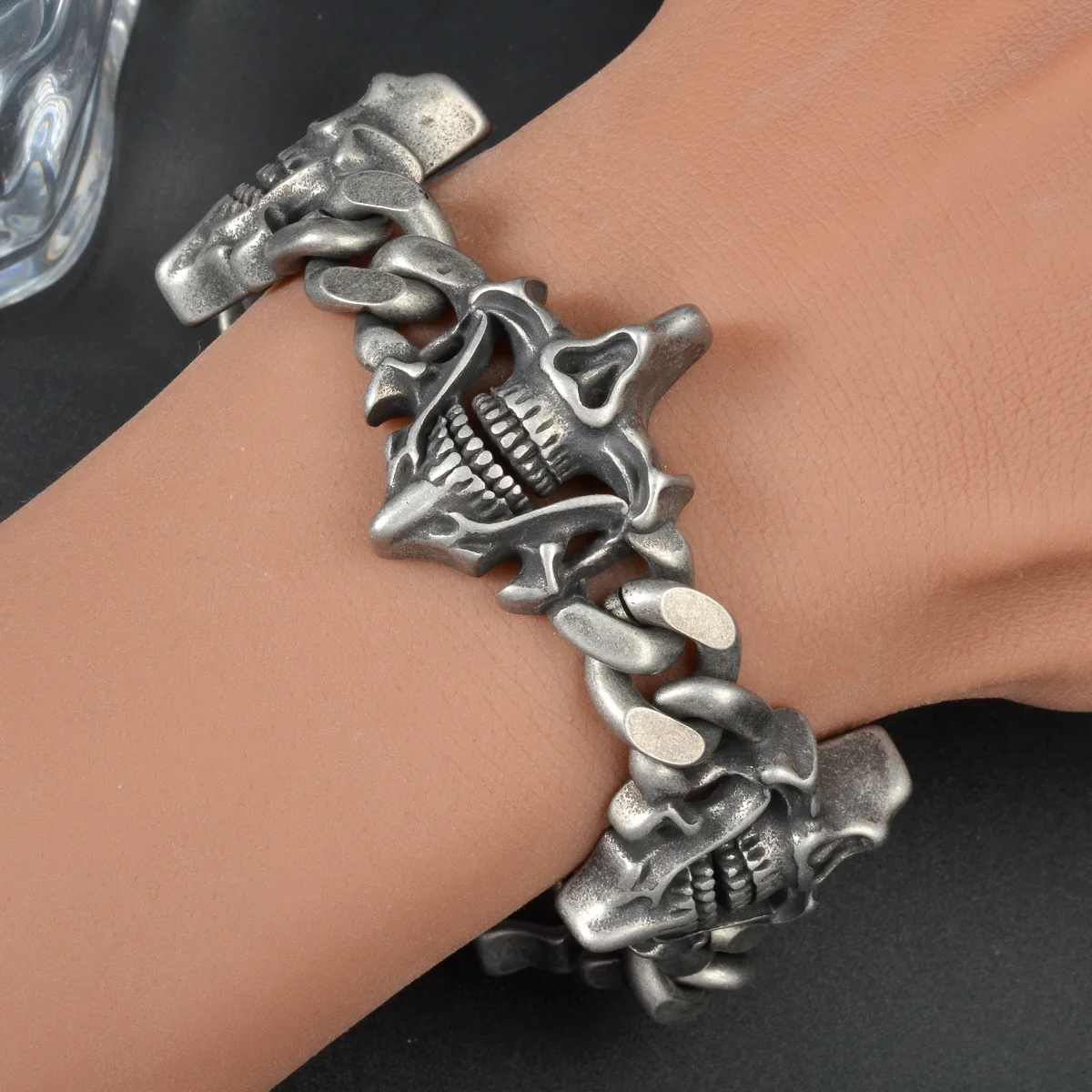 Antique Silver Skull Cuban Link Bracelet Men Retro Gothic Biker Stainless Steel Statement Jewelry Women Vintage Bangle Chain
Antique Silver Skull Cuban Link Bracelet Men Retro Gothic Biker Stainless Steel Statement Jewelry Women Vintage Bangle Chain