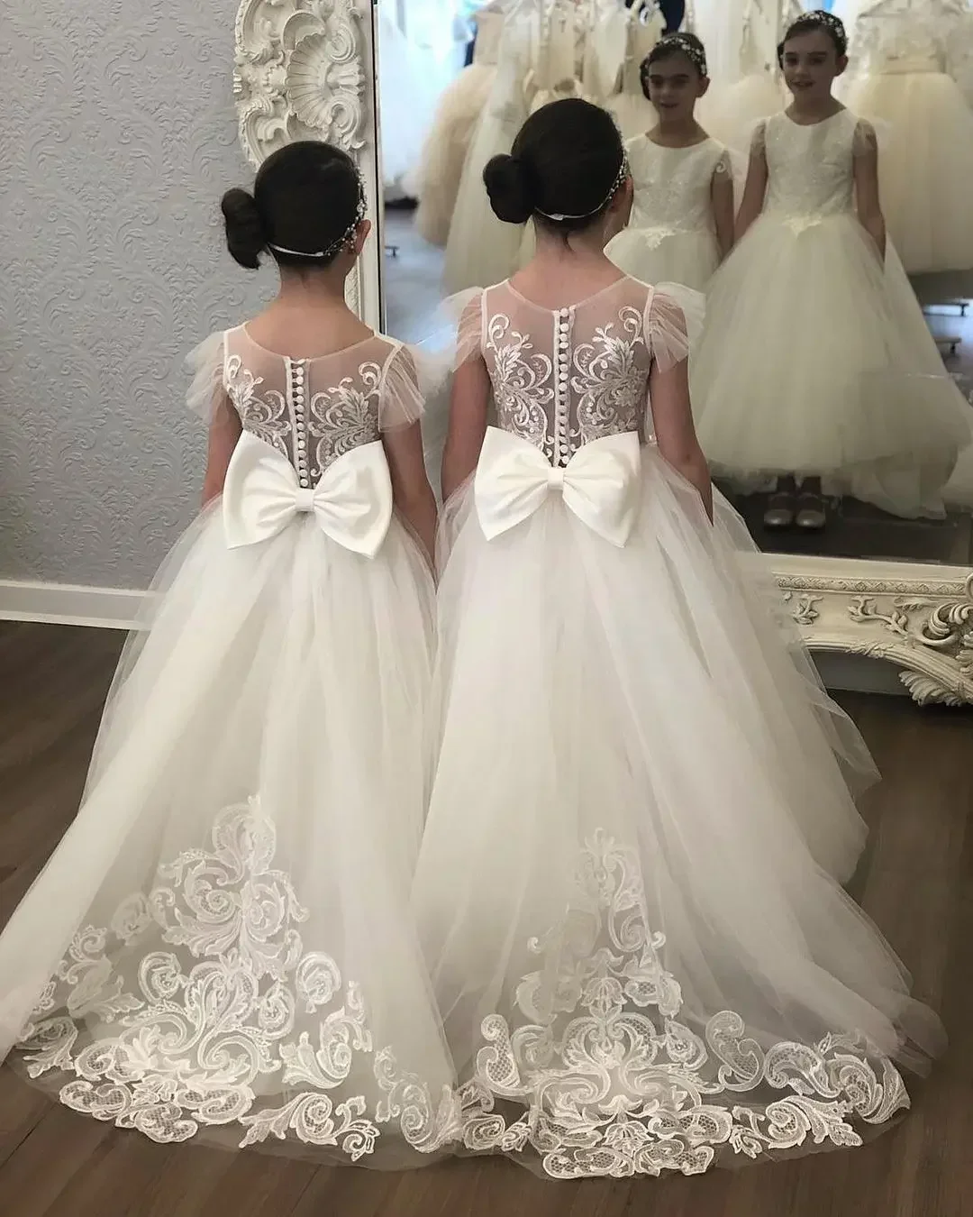 Customize Lace Tulle Flower Girl Dress Up Buttons Bows Children's First Communion Ball Gown Wedding Party Bridesmaid Dress Kids
Customize Lace Tulle Flower Girl Dress Up Buttons Bows Children's First Communion Ball Gown Wedding Party Bridesmaid Dress Kids