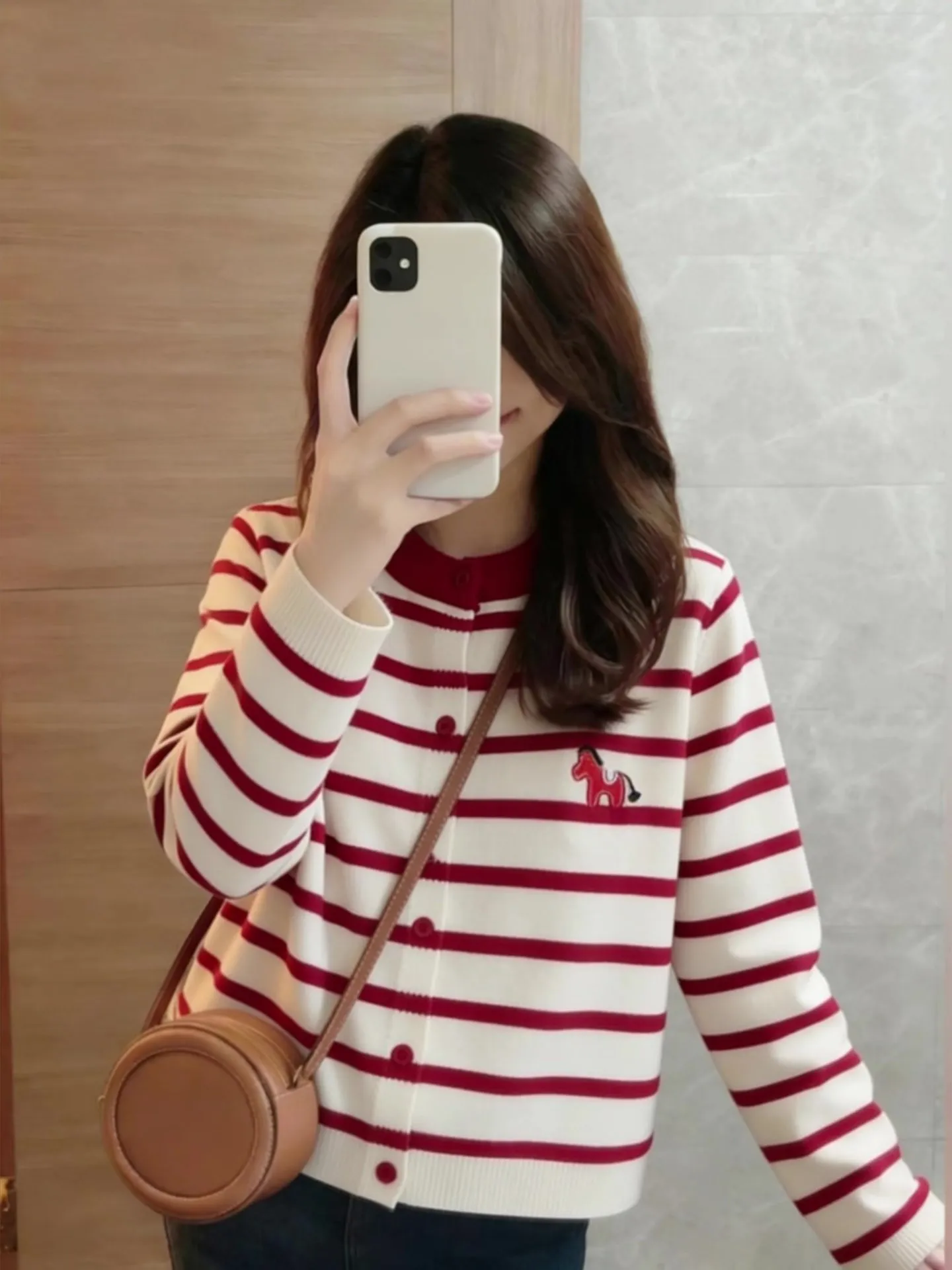 Faionable свободный полосатый вязаный топ для женщин Ele Agel, зимнее новое поступление, легкий длинный свитер свека Camere
Faionable свободный полосатый вязаный топ для женщин Ele Agel, зимнее новое поступление, легкий длинный свитер свека Camere