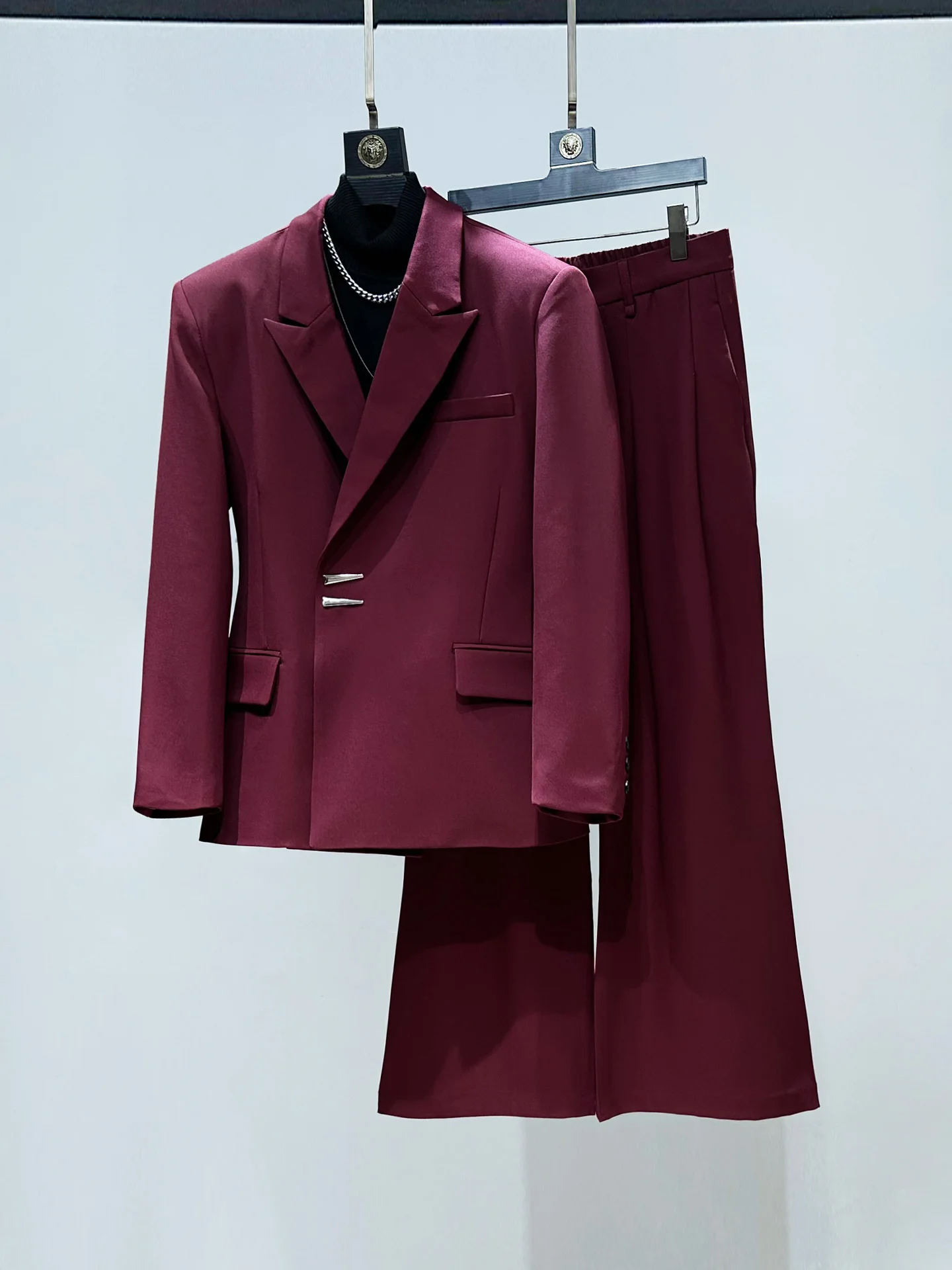 Faionable Red Suit Set with oulder Pads And Flared Pants Two-Piece Set Youthful Sle Button Decoration Regular Collar
Faionable Red Suit Set with oulder Pads And Flared Pants Two-Piece Set Youthful Sle Button Decoration Regular Collar