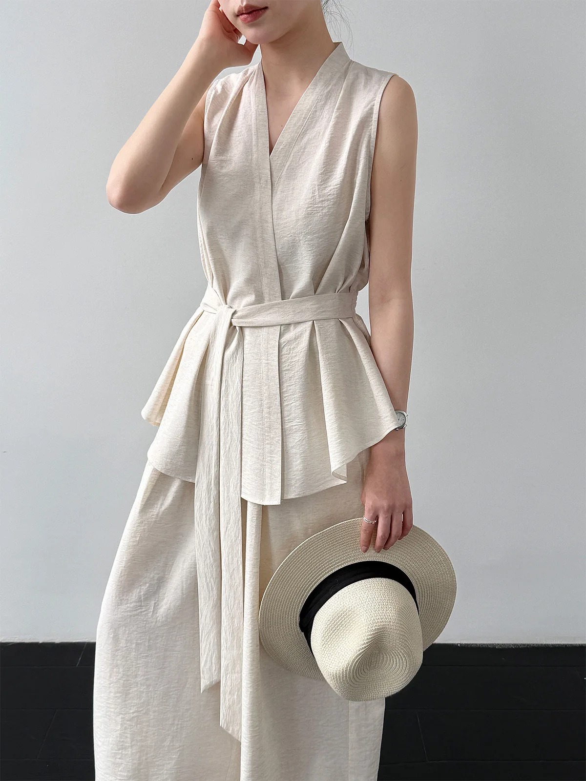 2026 Women V-Neck Sleeveless Blouses With Belt Design High Waist Wide Leg Pants Two Pieces Sets Summer Suits Ladies Outfits
2026 Women V-Neck Sleeveless Blouses With Belt Design High Waist Wide Leg Pants Two Pieces Sets Summer Suits Ladies Outfits