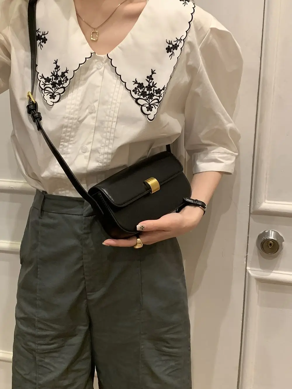 Summer New Korean Retro High-end Crossbody Small Bag Versatile and Simple Mobile Phone Bag for Women
Summer New Korean Retro High-end Crossbody Small Bag Versatile and Simple Mobile Phone Bag for Women