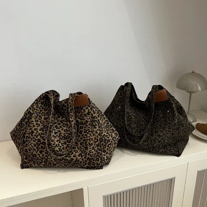Leopard print bag, large capacity bag, women's 2026 spring/summer collection, hand-held commuting mommy bag, retro and versatile
Leopard print bag, large capacity bag, women's 2026 spring/summer collection, hand-held commuting mommy bag, retro and versatile