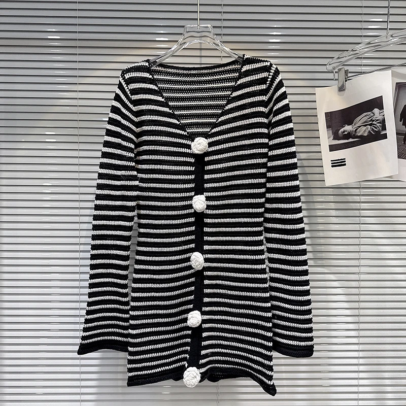 Осень-зима 2024, новое милое темпераментное трикотажное платье с v-образным вырезом и объемным поясом в полоску контрастного цвета
Осень-зима 2024, новое милое темпераментное трикотажное платье с v-образным вырезом и объемным поясом в полоску контрастного цвета