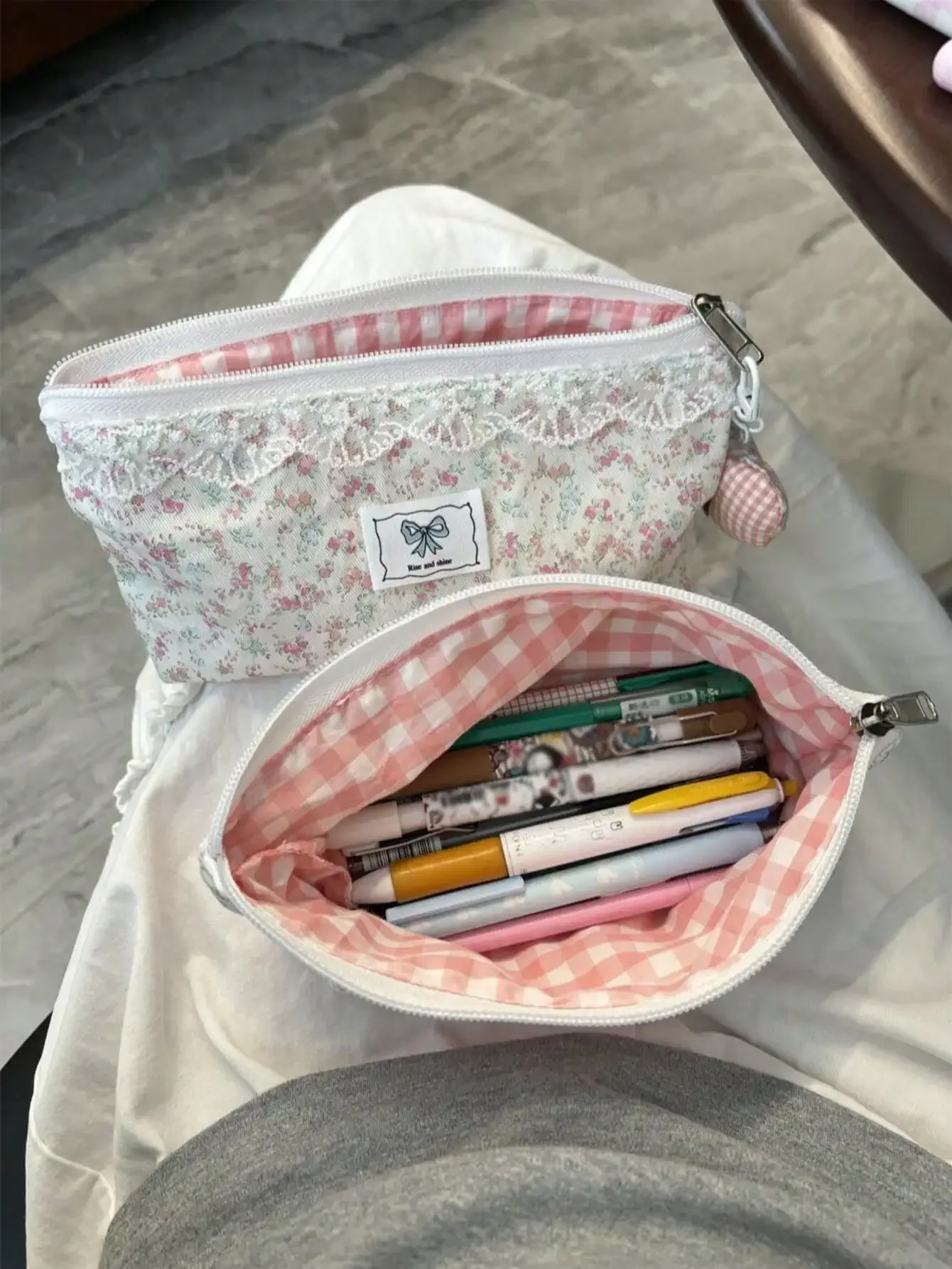 1 Piece. Pink Lace Flower Pencil Case (Heart-Shaped Keychain Not Included). Unique, Large-Capacity Stationery Organizer. Student
1 Piece. Pink Lace Flower Pencil Case (Heart-Shaped Keychain Not Included). Unique, Large-Capacity Stationery Organizer. Student