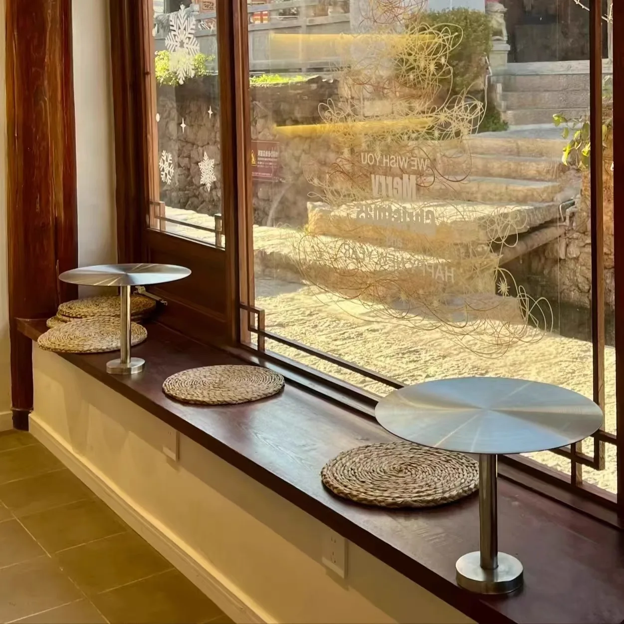 Instagrammable Wall-Mounted Cafe Table Tea Shop Small Round Tables Metal Space-saving Dining Table Indoor Commercial Furniture
Instagrammable Wall-Mounted Cafe Table Tea Shop Small Round Tables Metal Space-saving Dining Table Indoor Commercial Furniture