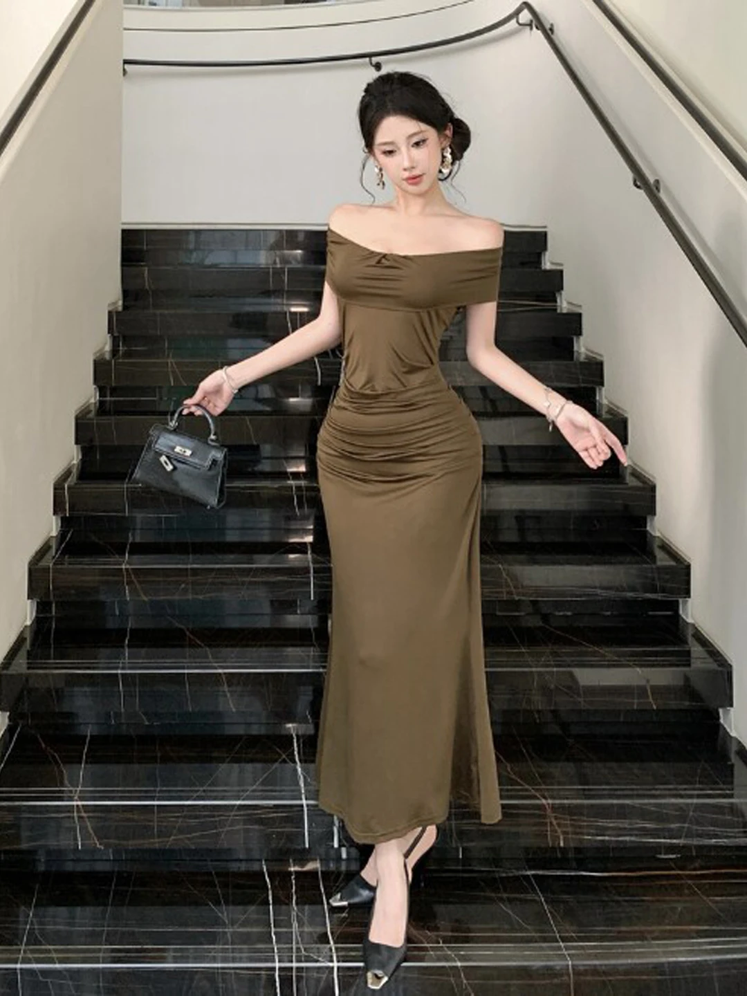 Sexy Shoulder Bared Bodycon Dress Unique Long Skirt Casual City Walk Summer Fashion for Young Women Trendy Elegant Lady Style
Sexy Shoulder Bared Bodycon Dress Unique Long Skirt Casual City Walk Summer Fashion for Young Women Trendy Elegant Lady Style