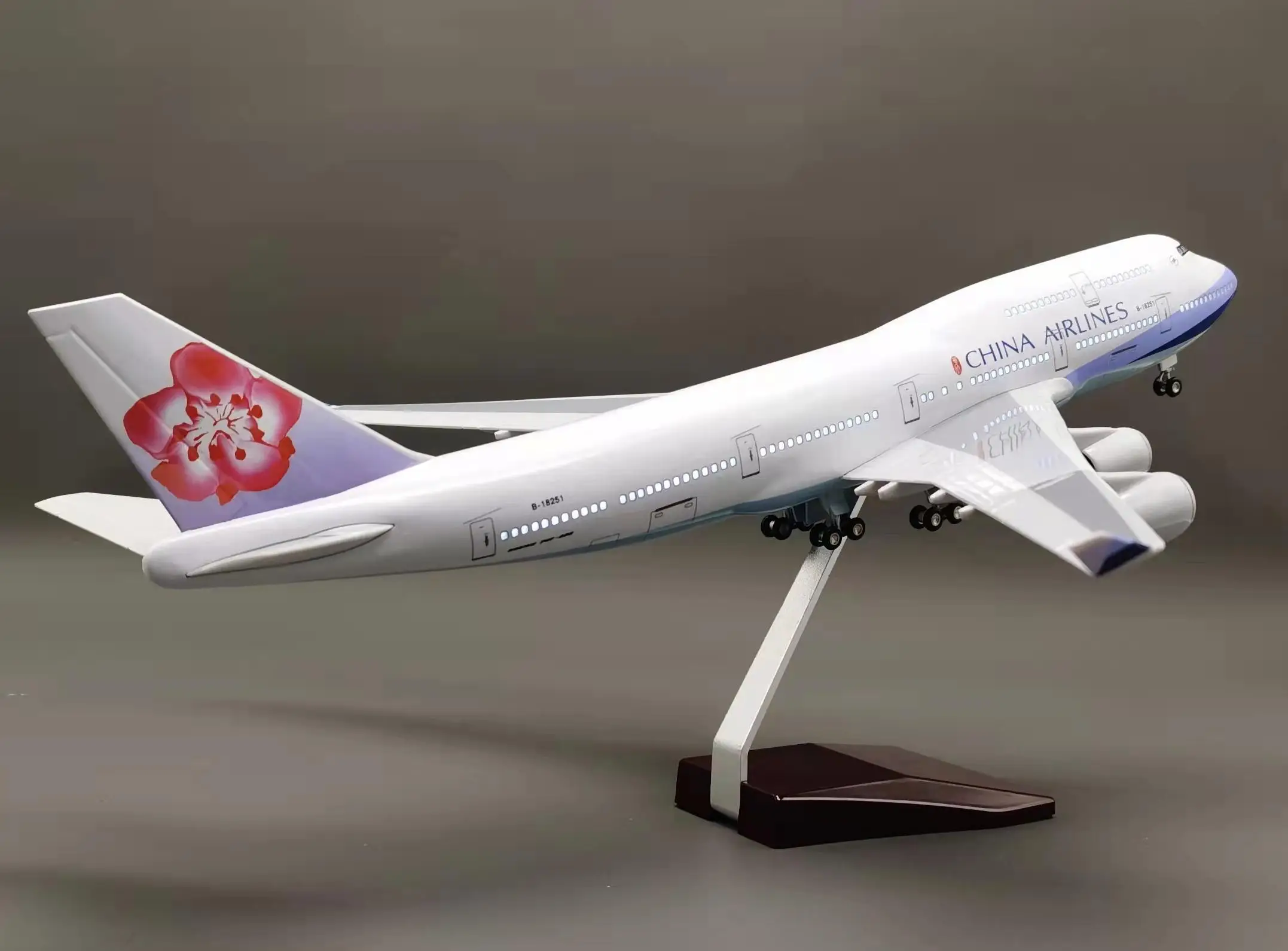 Hang Kun Evergreen China Boeing 747 Freighter Die-Cast Resin Model 1/85 Scale with Base Approx. 18.5 Inches Long for Collectors
Hang Kun Evergreen China Boeing 747 Freighter Die-Cast Resin Model 1/85 Scale with Base Approx. 18.5 Inches Long for Collectors