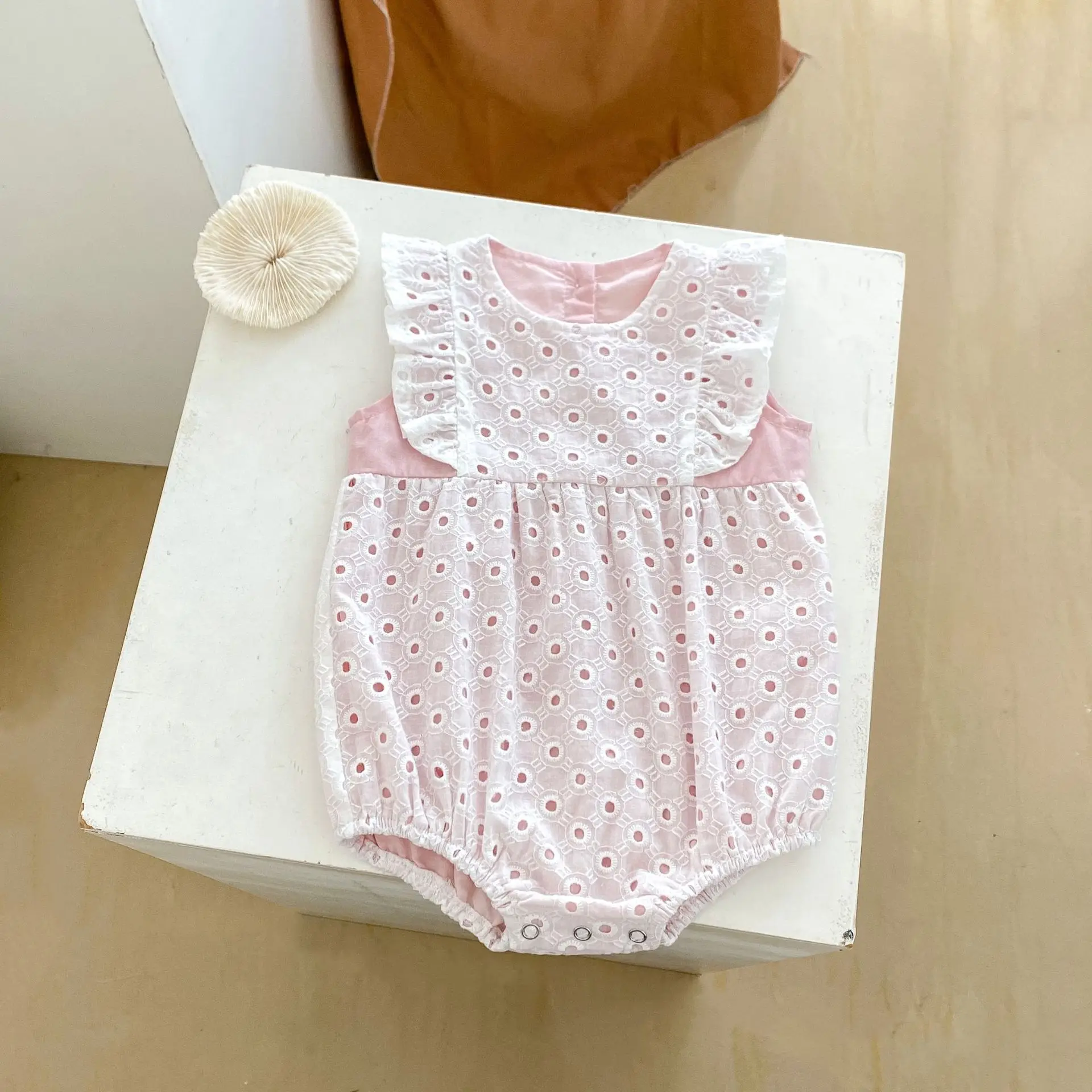 Summer new baby clothes for 0-3 years old, exquisite baby girl jumpsuits, pink sweet hollow triangle jumpsuits
Summer new baby clothes for 0-3 years old, exquisite baby girl jumpsuits, pink sweet hollow triangle jumpsuits