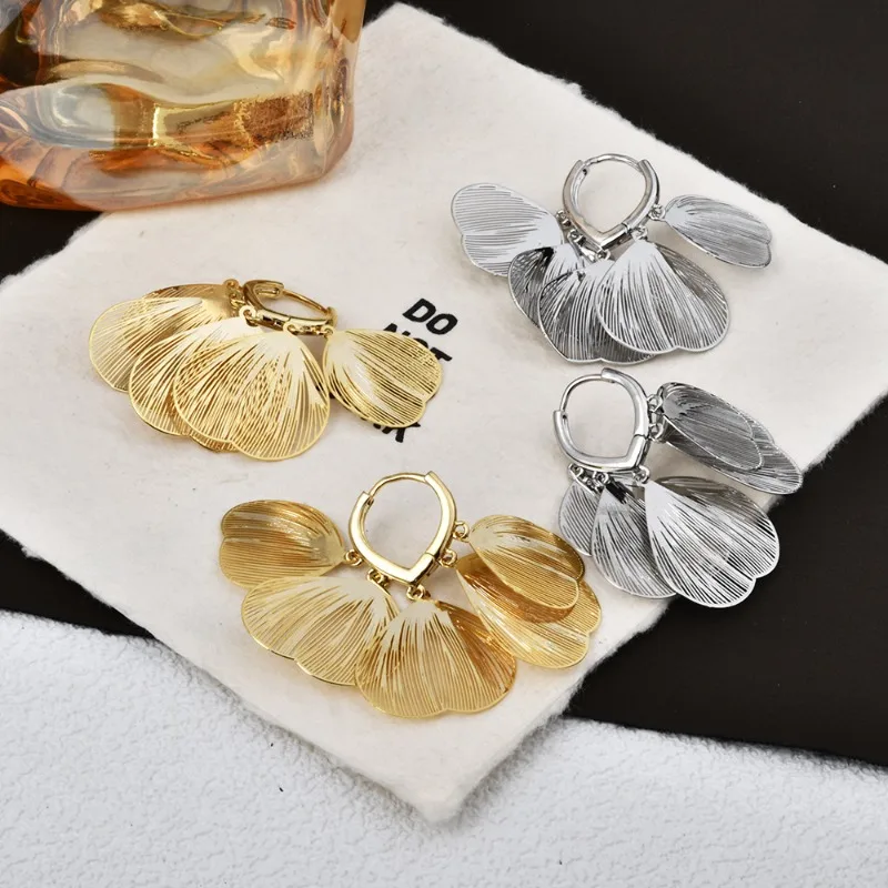 2025 light luxury super fairy hollow metal petal fringed ear buckle fashionable design high-end temperament elegant earrings
2025 light luxury super fairy hollow metal petal fringed ear buckle fashionable design high-end temperament elegant earrings
