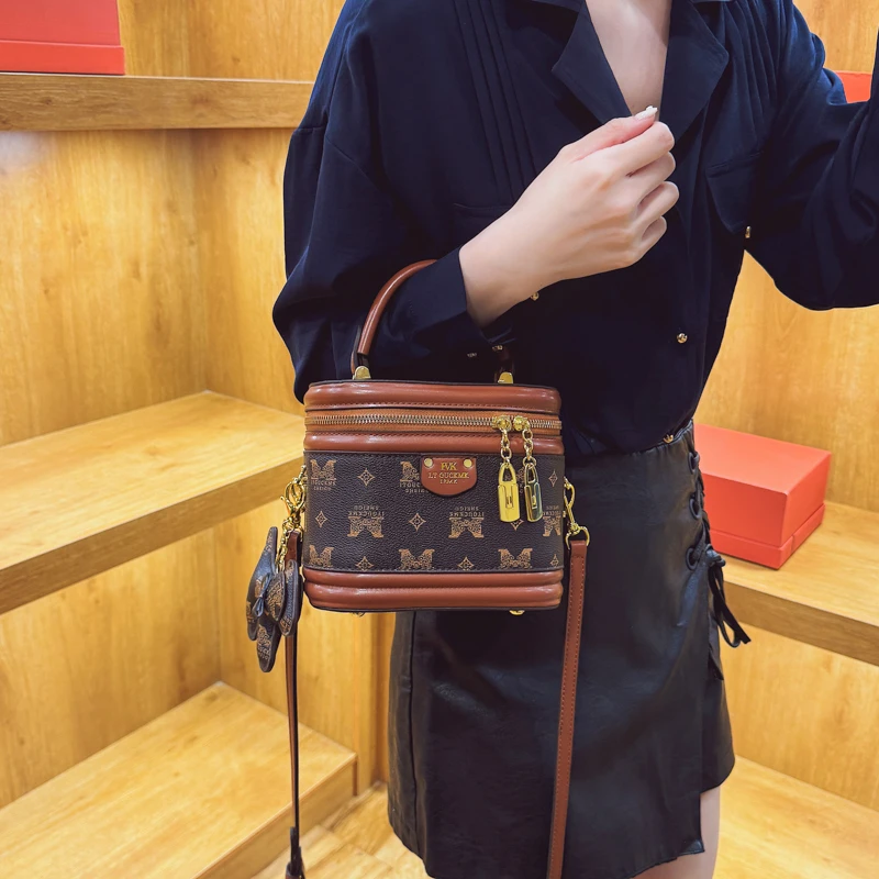 Новое поступление лета 2026, женская квадратная сумка через плечо на молнии, компактная сумка через плечо из искусственной кожи для ежедневных поездок и покупок
Новое поступление лета 2026, женская квадратная сумка через плечо на молнии, компактная сумка через плечо из искусственной кожи для ежедневных поездок и покупок