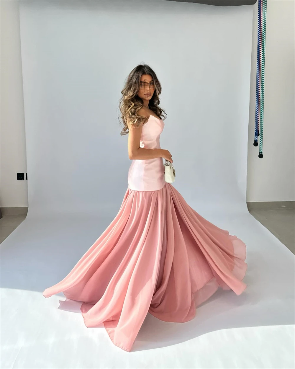 Customized Temperament pink Chiffon Evening Dress High Quality Strapless Sleeveless Contrast Color Bespoke Occasion Gowns
Customized Temperament pink Chiffon Evening Dress High Quality Strapless Sleeveless Contrast Color Bespoke Occasion Gowns
