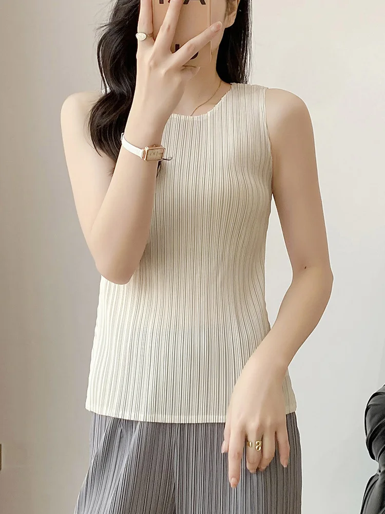 Slim Fit Pleated Vest Elastic Fabric Top Summer New Style Three Houses Wind High End T-Shirt Women's Casual Style Straight Tu...
Slim Fit Pleated Vest Elastic Fabric Top Summer New Style Three Houses Wind High End T-Shirt Women's Casual Style Straight Tu...