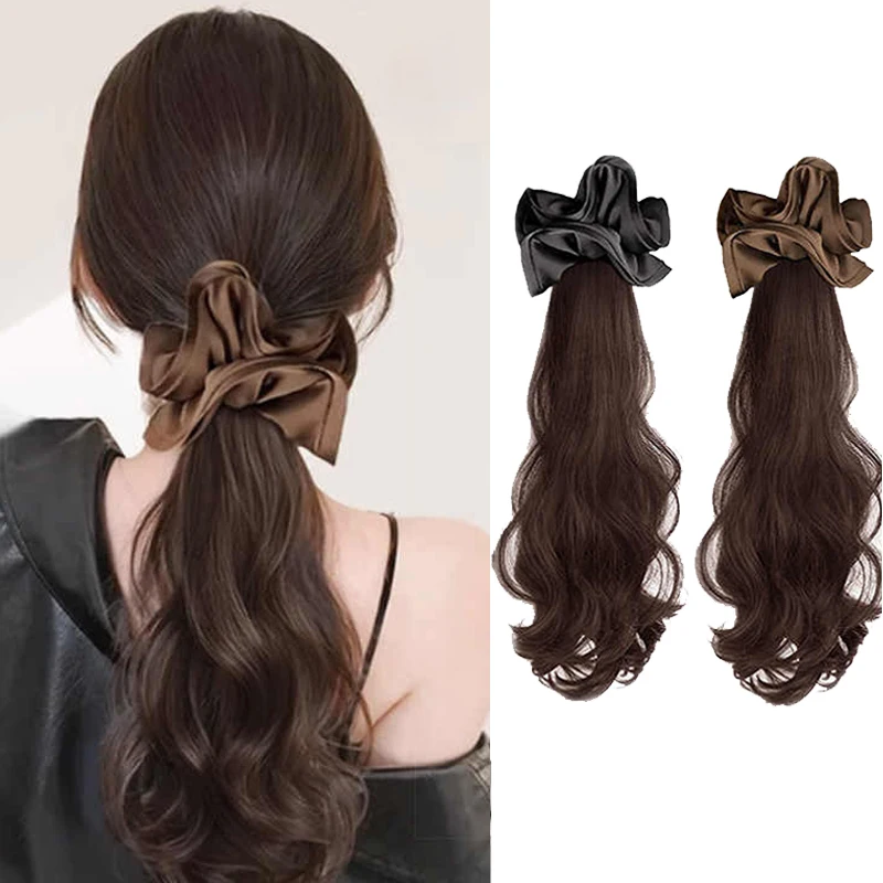 Pinch the hair loop roll the ponytail lazily and tie it low Roll the ponytail synthetic wig to make it naturally fluffy
Pinch the hair loop roll the ponytail lazily and tie it low Roll the ponytail synthetic wig to make it naturally fluffy