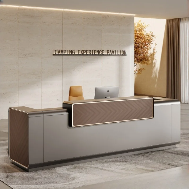Элитная стойка ресепшн: простая, современная, в стиле легкой роскоши, для отелей, лобби, учебных центров, информационных стендов, корпоративных залов, сервисных стойок.
Элитная стойка ресепшн: простая, современная, в стиле легкой роскоши, для отелей, лобби, учебных центров, информационных стендов, корпоративных залов, сервисных стойок.