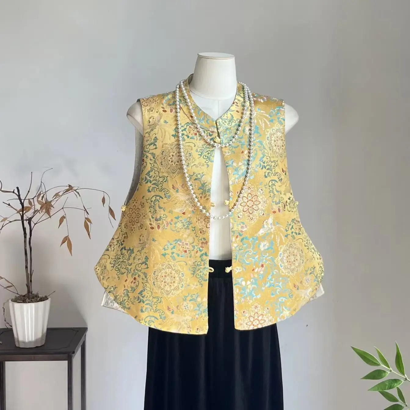 New Chinese Style Song Jinforging Brocade Jacquard Vest Retro Double-Sided Coat Spring and Autumn
New Chinese Style Song Jinforging Brocade Jacquard Vest Retro Double-Sided Coat Spring and Autumn