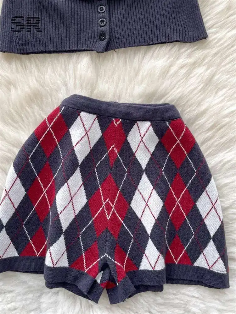BabYoung Korean Style Hotsweet Suits Women Halter Single Breasted Backless Tops+Argyle Shorts Fashion Streetwear Knit 2Pc Sets
BabYoung Korean Style Hotsweet Suits Women Halter Single Breasted Backless Tops+Argyle Shorts Fashion Streetwear Knit 2Pc Sets