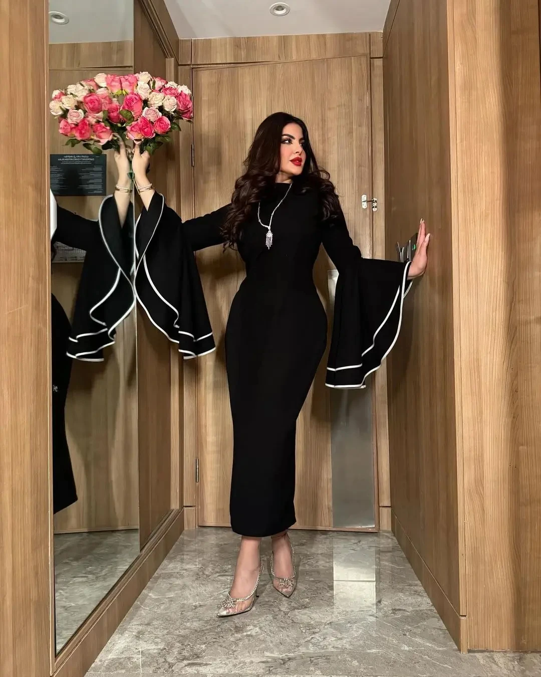Elegant Evening Dresses Modern Vintage Satin Mermaid Black Prom Dresses O-Neck Long Sleeves Formal Party Dresses Saudi Arabia
Elegant Evening Dresses Modern Vintage Satin Mermaid Black Prom Dresses O-Neck Long Sleeves Formal Party Dresses Saudi Arabia