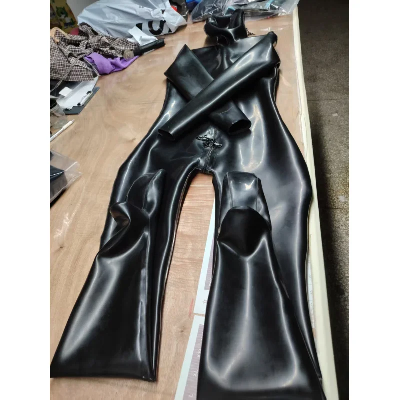 Black latex Gummi sportswear with lockable zipper and customizable feet 1.0 thick
Black latex Gummi sportswear with lockable zipper and customizable feet 1.0 thick