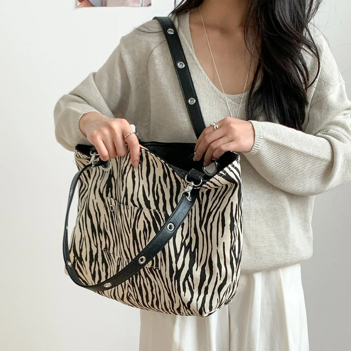 Женская сумка с узором зебры, большая двусторонняя сумка для покупок, сумка из искусственной кожи, большая женская сумка для повседневного использования, женская сумка через плечо
Женская сумка с узором зебры, большая двусторонняя сумка для покупок, сумка из искусственной кожи, большая женская сумка для повседневного использования, женская сумка через плечо