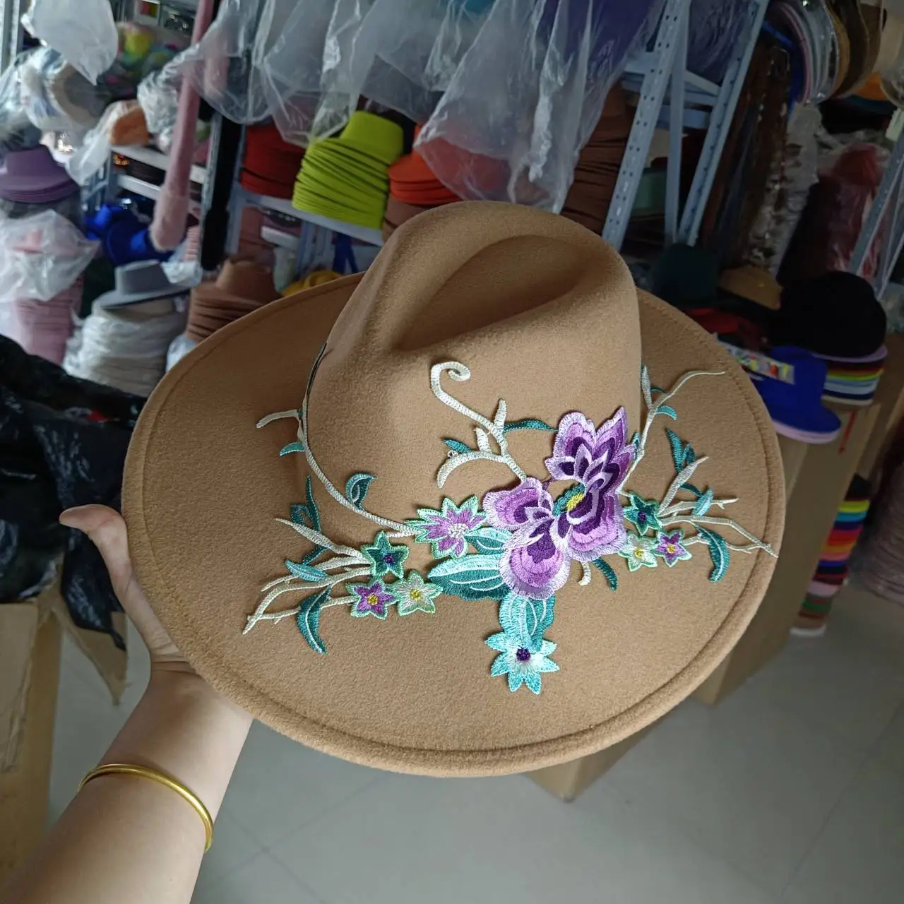 2023 New Decal Fedora Hat 3D Embroidered Hat Women's Jazz Hat Spring and Autumn Fashion Wedding Hat Sombrero Hat
2023 New Decal Fedora Hat 3D Embroidered Hat Women's Jazz Hat Spring and Autumn Fashion Wedding Hat Sombrero Hat