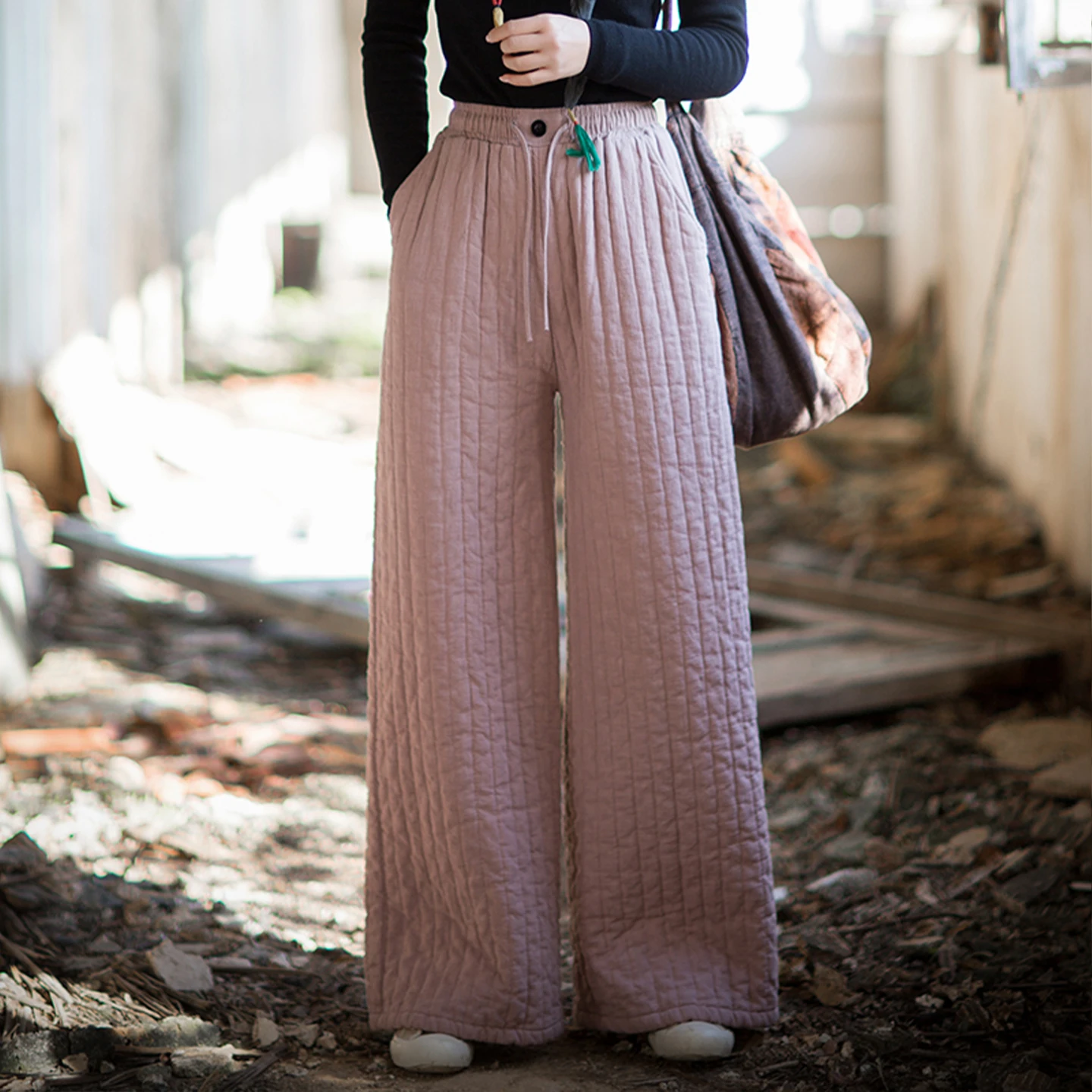 Женские широкие брюки Laid-ba Sle из стеганого хлопка, свободные повседневные брюки с эластичным поясом на шнурке, зимняя мода
Женские широкие брюки Laid-ba Sle из стеганого хлопка, свободные повседневные брюки с эластичным поясом на шнурке, зимняя мода