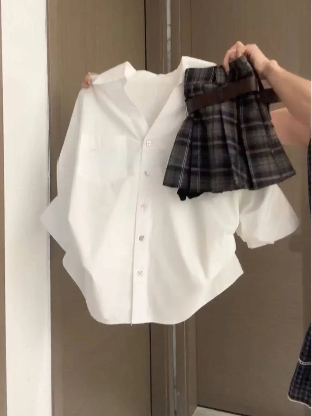 Women's Casual Neck Shirt Waist-Cinching Summer 2026 New Outerwear Korean Style Loose Fit Pure Color Breathable Skin-Fri...
Women's Casual Neck Shirt Waist-Cinching Summer 2026 New Outerwear Korean Style Loose Fit Pure Color Breathable Skin-Fri...